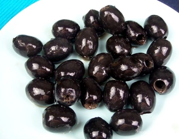 Маслины вынуть из рассола, убрать косточки, если есть.