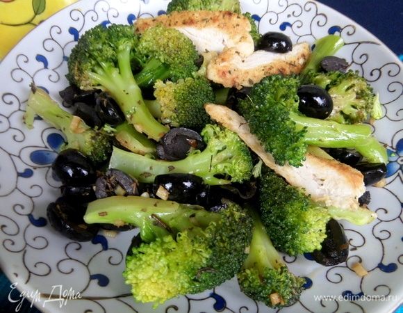 Пересыпать овощи со сковороду на общую тарелку (лучше подогретую в микроволновке).