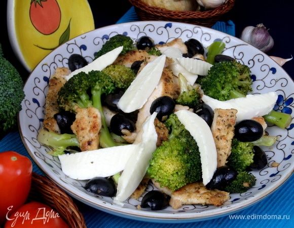 Украшаем моцареллой салат.