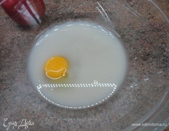 В теплую воду добавить дрожжи, сахар, соль и яйцо. Перемешать.