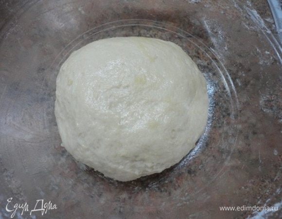Всыпать просеянную муку и замесить тесто. Долить оливковое масло, вмесить его и оставить тесто, пока будет готовиться начинка.