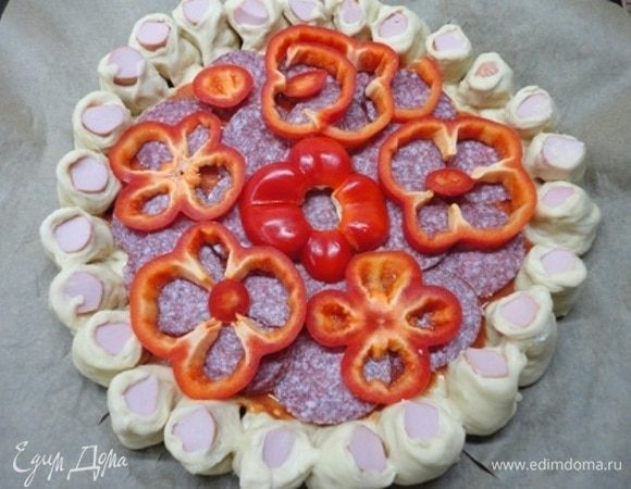 Выложите кусочки салями, сверху — колечки перца.