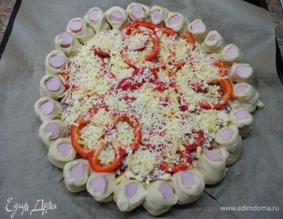 Посыпьте тертым сыром и запекайте в разогретой до 200–220°С духовке 20–25 минут.