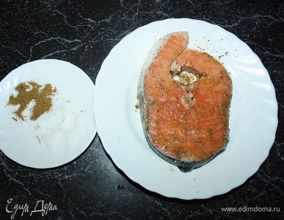 Натираем рыбу с двух сторон солью и приправой «Хмели-сунели». 