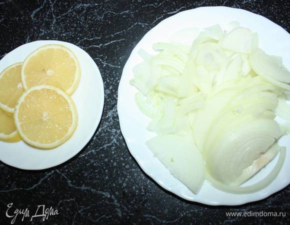 Подготовим лимон и лук.