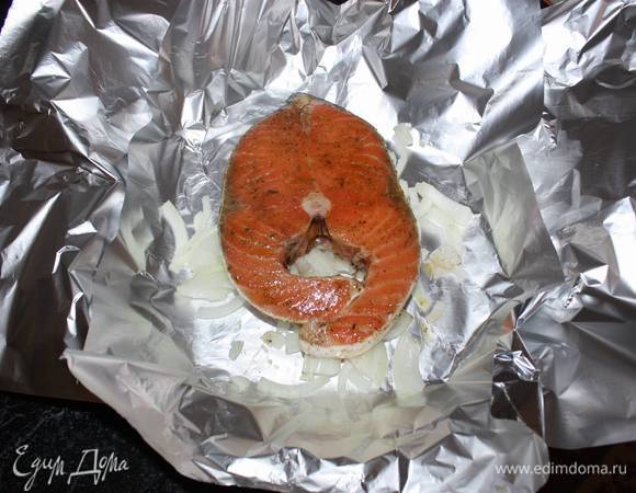 Далее выкладываем рыбу. 