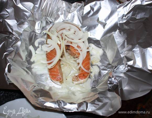 Затем выкладываем еще часть лука.