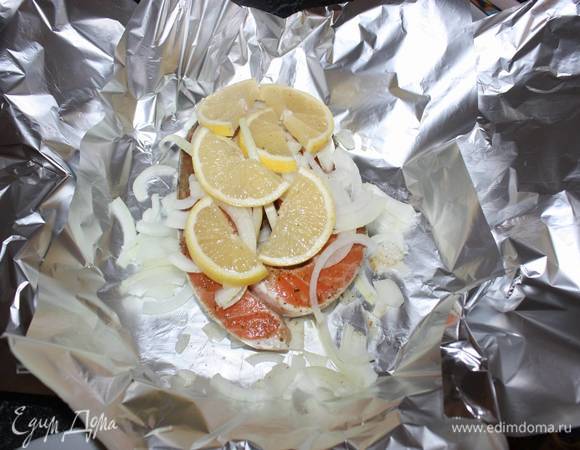 Распределяем дольки лимона. 