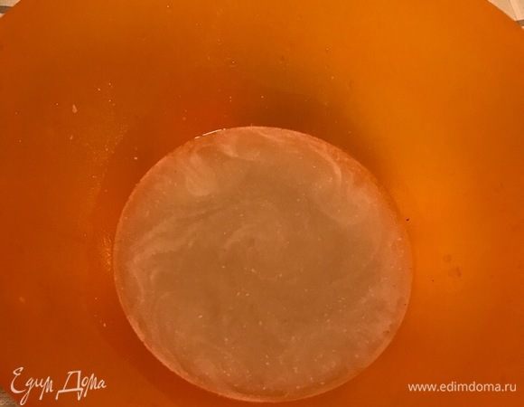 Готовим тесто. Каждый раз пробую разные варианты, в этот раз на сухих дрожжах. В теплую воду добавляем дрожжи, сахар и соль. Мне не нравятся слишком сладкие, поэтому я добавила 2 столовые ложки сахара и чуть больше половины чайной ложки соли.