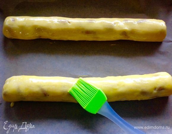 Смазываем яичным желтком обе колбаски и ставим в разогретую духовку на 25–30 мин. до румяного красивого глянца на корочке. Но прошу, следите за своей выпечкой, потому что время выпекания все-таки зависит очень индивидуально от каждой духовки, в рецепте оно пеклось 20–25 мин., у меня — 25–30 мин. Для проверки я прокапывала сухой зубочисткой прямо в трещинки теста. Я почувствовала, что оно внутри еще влажное, и увеличила время выпечки до 30 мин.