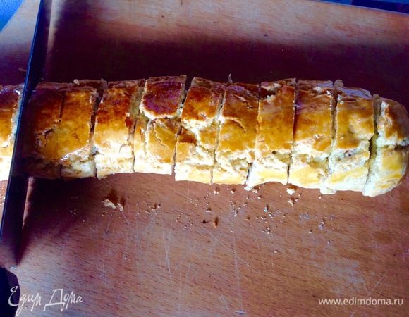 Тем временем теплые еще колбаски разрезаем на пропорциональные кусочки с помощью очень острого ножа с лезвием пилка. Если нож ровный и тупой, вы просто разрушите крохкое печенье на кусочки.