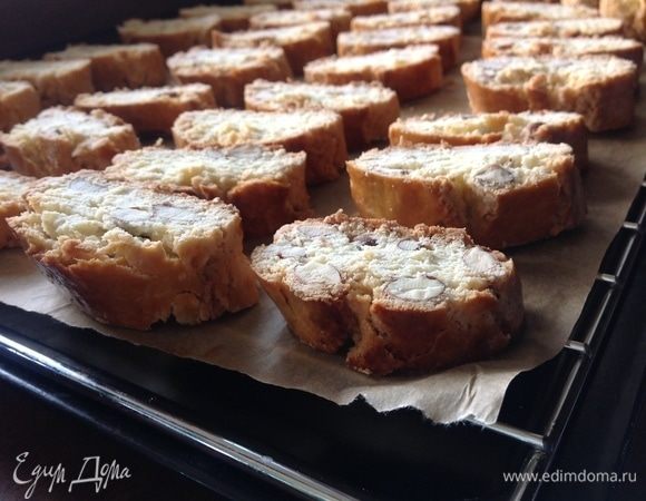 Вот и все! Готовое печенье снимаем с горячего противня вместе с листом пергамента и ставим на решетку остывать.
И только полностью остывшее печенье можно сложить в сухой пластиковый контейнер под крышку и так хранить.