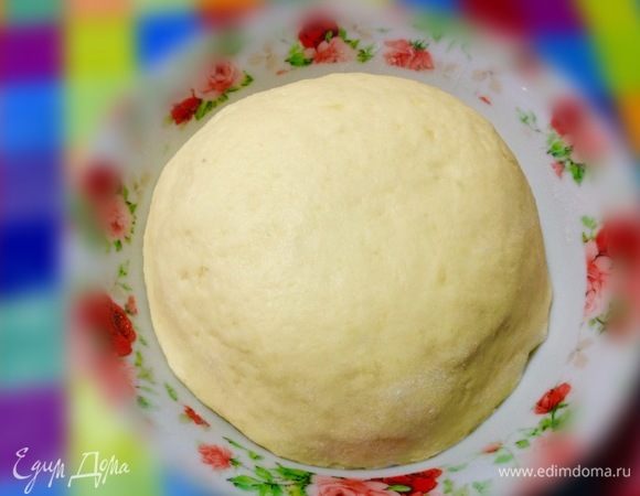 Теперь вмешиваем туда яйцо и просеваем 100 г муки, замешиваем руками тесто. Оно будет липкое, я еще пару щепоток муки подсыпаю на рабочую доску, выкладываю туда тесто и замешиваю его еще раз.