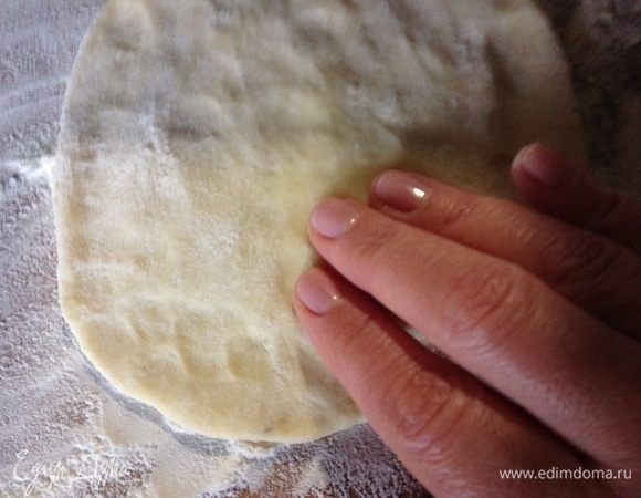 Дальше я делала так. Я не раскатывала тесто скалкой, потому что оно все равно на этом количестве муки может липнуть к скалке, я разминала каждый колобок пальцами на доске, слегка присыпанной мукой. Нам же нужны нежные лепешки, а не дубовые, правильно?