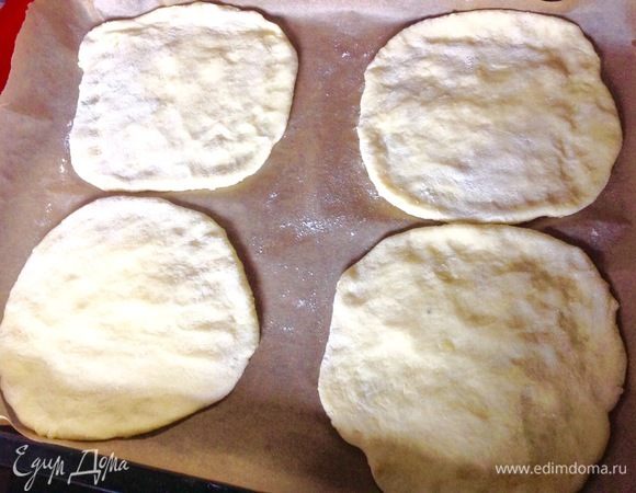 Затем лепешку переносила на лист пергамента на противень, у меня противень от духового шкафа 35*25 см, поэтому у меня помещалось по 4 лепешки на противень, я выпекала 2 раза по 4 шт.
Духовку предварительно нагреваем на 200°С.