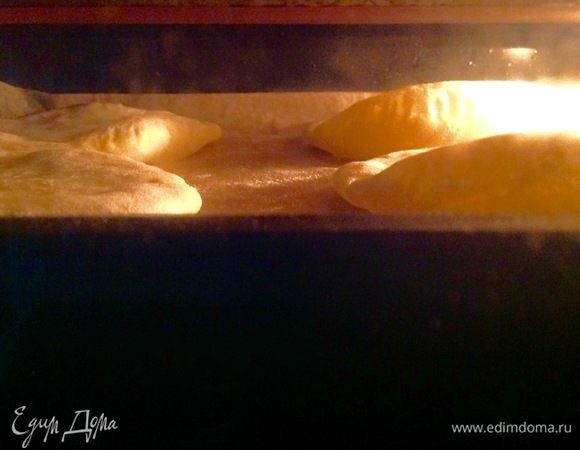 Пеку я эти лепешки на высоком уровне в духовке, включая и нижний, и верхний нагрев, получается, под самой крышей при 200°С они быстро пекутся, только успевай ловить. Сначала они вздуваются, как пита, и потом подрумяниваются. Как появились румяные пятна, все, вынимаем противень.