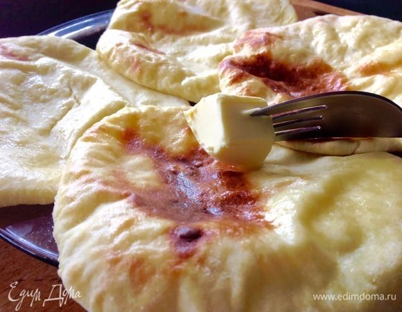 Накалываю на вилку кусочек сливочного масла и смазываю лепешки.
