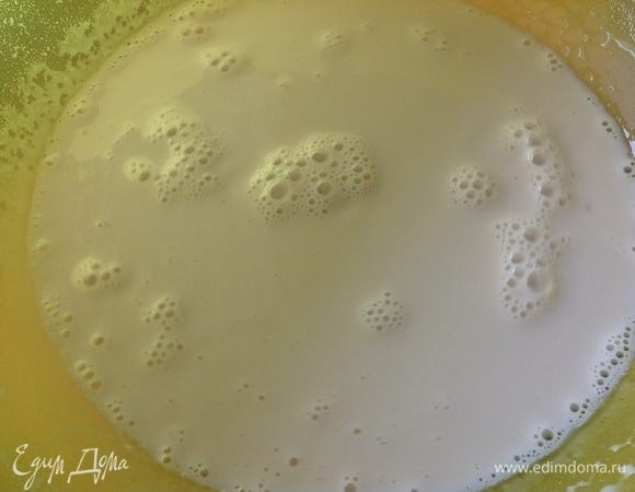 Сначала делаем опару: разводим в 250 мл теплого молока, 25 г прессованных дрожжей, 1 ст. л. сахара и 1 ст. л. просеянной пшеничной муки. Все перемешиваем до растворения, накрываем миску полотенцем и оставляем в теплом месте на 15 мин. для старта дрожжей.