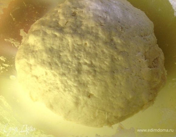 Через 15 мин. добавляем туда соль, еще 1 ст. л. сахара, вводим 2 желтка, добавляем оливковое масло и просеиваем 400 г пшеничной муки. Замешиваем тесто в ком, накрываем опять полотенцем или затягиваем пленкой и ставим в тихое теплое место на 1,5 часа до увеличения теста вдвое. Я делаю духовку теплой, потом выключаю и ставлю туда миску с тестом. Забываю про нее на 1,5 часа.