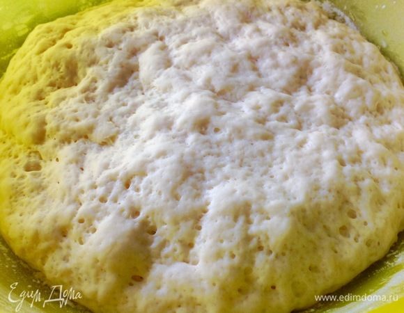 Через 1,5 часа тесто увеличится, станет дырчатым.