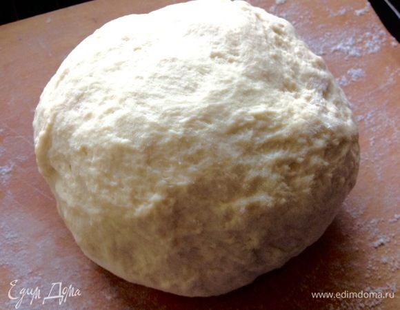 Присыпаем рабочую поверхность мукой (пару щепоток), выкладываем туда тесто и, присыпая очень слегка мукой, замешиваем тесто, выпуская из него воздух. Много муки не добавляйте, иначе тесто после выпечки будет дубовым, а мы хотим мягкий и пушистый хлебушек.
