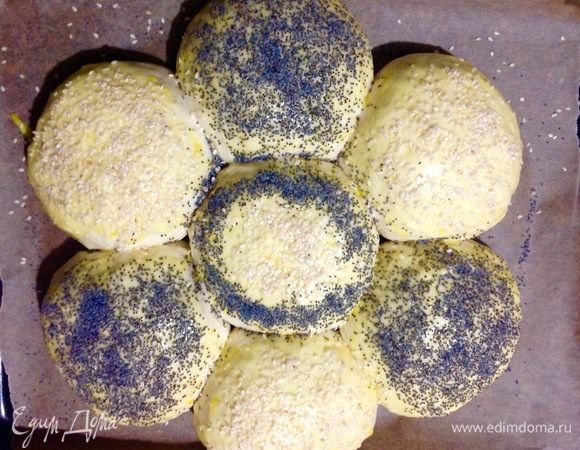 Присыпаем, чередуя булочки, маком и кунжутом, как на пошаговом фото.