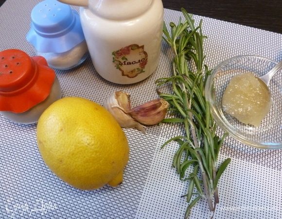 Подготовим продукты для маринада. В составе я указала 1 веточку розмарина, но хочу отметить,что эта веточка должна быть достаточно большой или же возьмите 2–3 веточки.