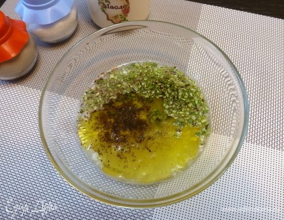 Оборвать листики с розмарина и мелко их нарезать. Посолить и поперчить. Оставить на 10–15 минут настояться.
