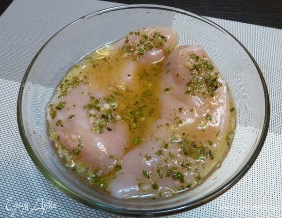 Куриное филе обмоем, обсушим и зальем маринадом. В упаковке (на лоточке) обычно бывает 3 филе. На эти три штучки маринада вполне хватает. Обычно я оставляю мясо в маринаде на ночь. Пару раз мясо перевернуть.
