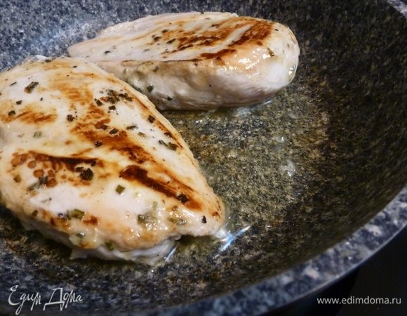 Обжарить куриную грудку на сковороде до готовности с двух сторон. Я обжариваю грудки целиком, уже приноровилась, они у меня прожариваются и остаются достаточно сочными. Тут, конечно, важно не пересушить мясо, иначе будет суховато. Затем я их охлаждаю, заворачиваю в фольгу по отдельности и подаю к столу по мере надобности. 