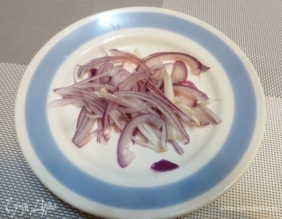 Красный лук тонко нарезать, сбрызнуть столовым уксусом и посыпать сахаром. Слегка помять и дать немного промариноваться.