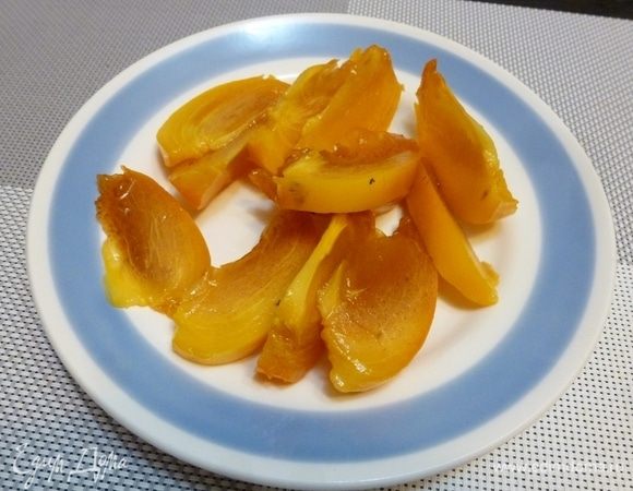 Хурму нарезать тонкими дольками, не забудьте убрать косточки.