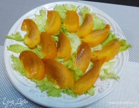 Сверху разложим кусочки хурмы.