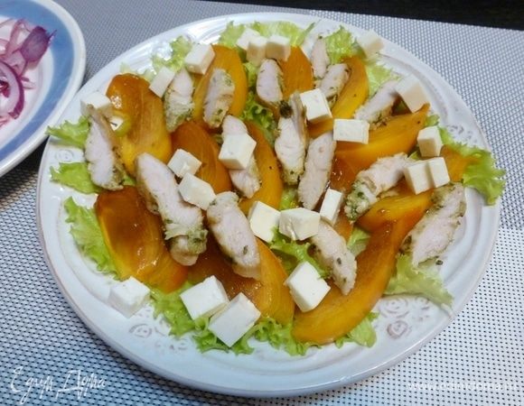 Нарезать жаренное мясо тонкими ломтиками. Брынзу нарезать кубиками. Выложить на тарелку.