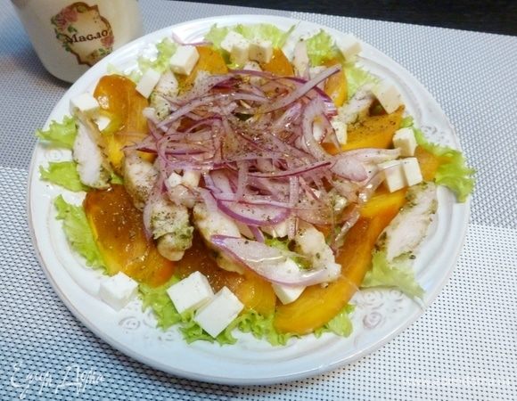 Сверху салата выложить маринованный лук. Перед подачей посыпать крупной солью, перцем, сбрызнуть оливковым маслом и добавить несколько капель бальзамического крема. С солью будьте осторожнее, все-таки брынза соленая и обжаренное куриное мясо тоже содержит соль.