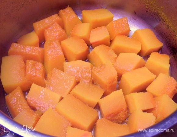 Залить водой и поставить на огонь.