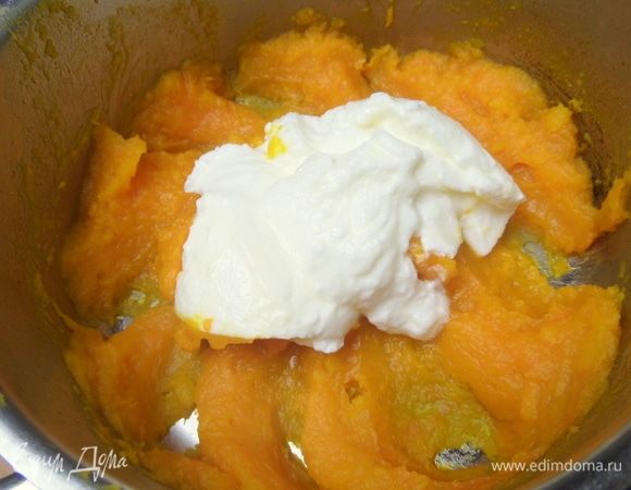 Добавить натуральный йогурт.