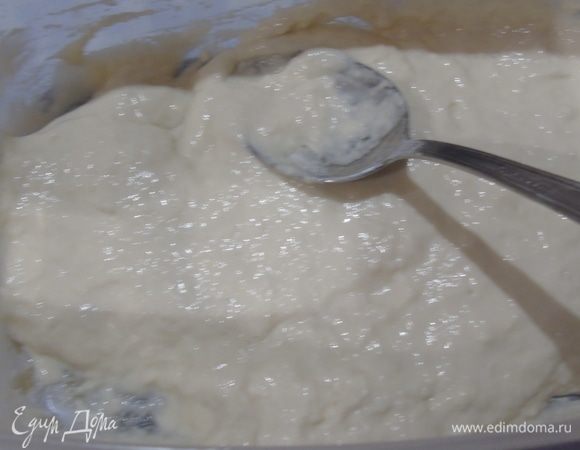 Для опары: в теплую воду добавляем закваску, размешиваем. Всыпаем муку, хорошо перемешиваем и оставляем на 10 часов. Опара выходит жидкая.