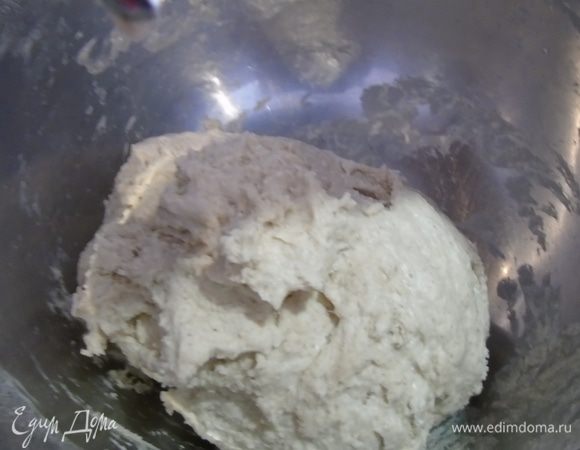 Начинаем замес: смешиваем муку, воду, всю опару. И оставляем для аутолиза на 20 минут.