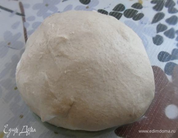 Добавляем соль и месим, пока тесто не станет эластичным и гладким (15–20 минут). В миску наливаем масло и выкладываем наше тесто. Накрываем и оставляем на 2,5 часа.