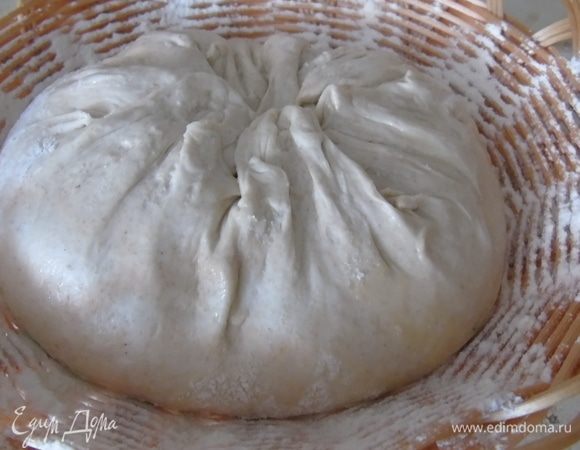 Выкладываем тесто на припыленный мукой стол и формируем круг. Хорошо присыпаем корзинку мукой и перекладываем в нее хлеб швом вверх. Накрываем и оставляем на 1,5–2 часа.