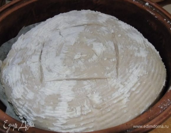 Духовку нагреваем заранее до 220°С. Если будете печь в форме, то и ее нагреваем вместе с духовкой. Перекидываем хлеб в форму, делаем надрезы, накрываем крышкой и отправляем в духовку, печем 15 минут с паром.