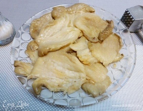 Отделяем грибы с самыми крупными шляпками. Конечно, можно приготовить из любых грибов, но с маленькими возни больше. Каждый гриб присаливаем и оставляем на 1–2 часа. Вешенки за это время пустят сок и станут эластичными, мягкими. 
Аккуратно и без фанатизма слегка отбиваем каждую шляпку, чтобы они стали тоньше и ровнее.