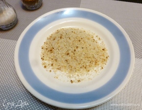 На тарелку насыпем панировочные сухари. Я готовлю их сама.
