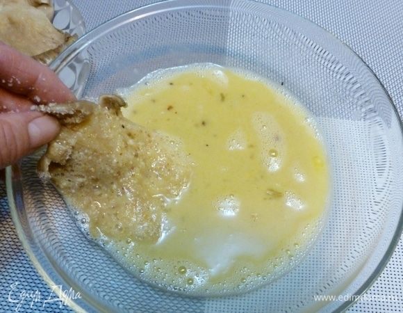 Вешенки, как все грибы довольно водянистые, поэтому я сначала их хорошо обваливаю в сухарях и оставляю немного (минут 5) полежать, чтобы крошки впитали влагу. Затем обмакиваю в разболтанные яйца.