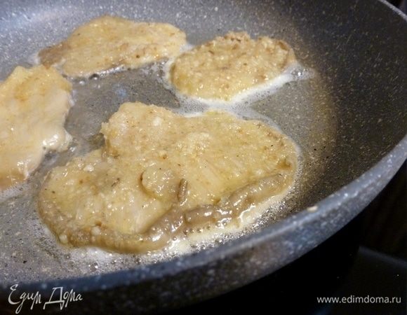 Сковорода с оливковым маслом нагревается. Отправляю отбивные из вешенок на сковороду.