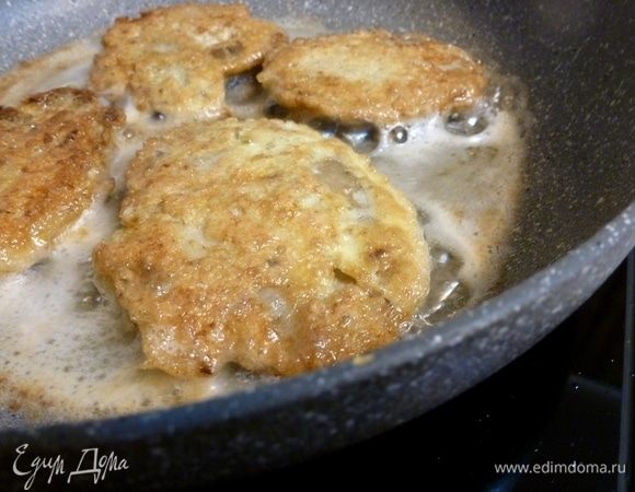 Жарим отбивные на умеренном огне с двух сторон до готовности.