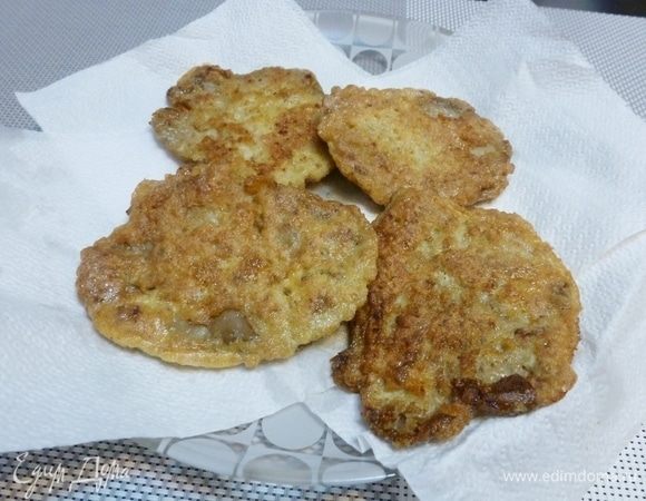 Готовые отбивные выкладываем на бумажное полотенце.