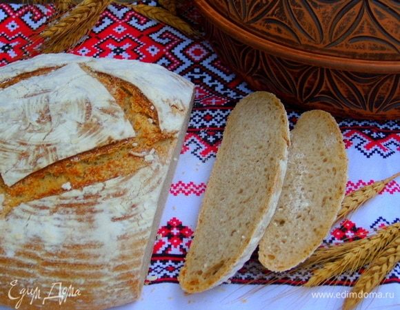 Затем снимаем крышку, уменьшаем температуру до 200°С и выпекаем еще минут 20. Смотрите по своей духовке, при постукивании по дну хлеба должен исходить глухой стук. Остужаем на решетке и наслаждаемся! Вкусного вам хлеба!