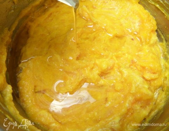 Влить оливковое масло.
